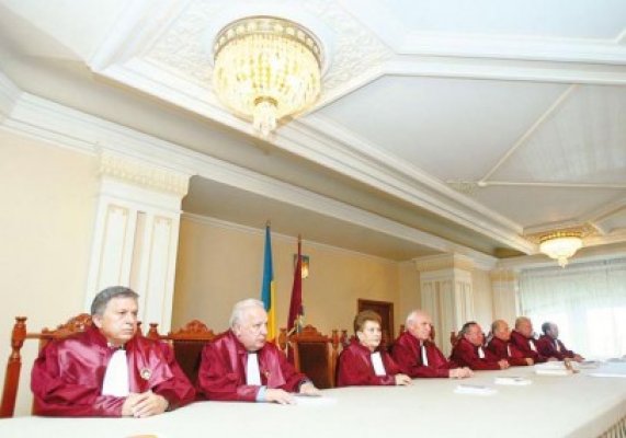CCR amână decizia privind referendumul: Antonescu rămâne preşedinte interimar